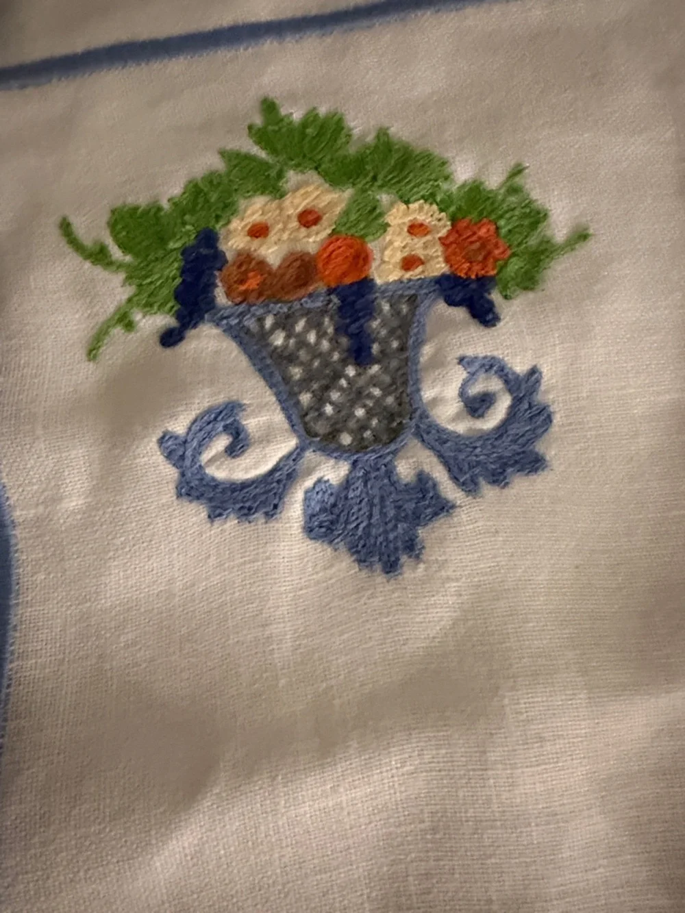 Lenox “Autumn” Octagonal Bowl with matching linen embroidered placemat - Picture 4 of 5